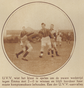 874186 Afbeelding van een spelmoment uit de voetbalwedstrijd tussen U.V.V. (Utrecht) en Emma (Dordrecht), die door ...